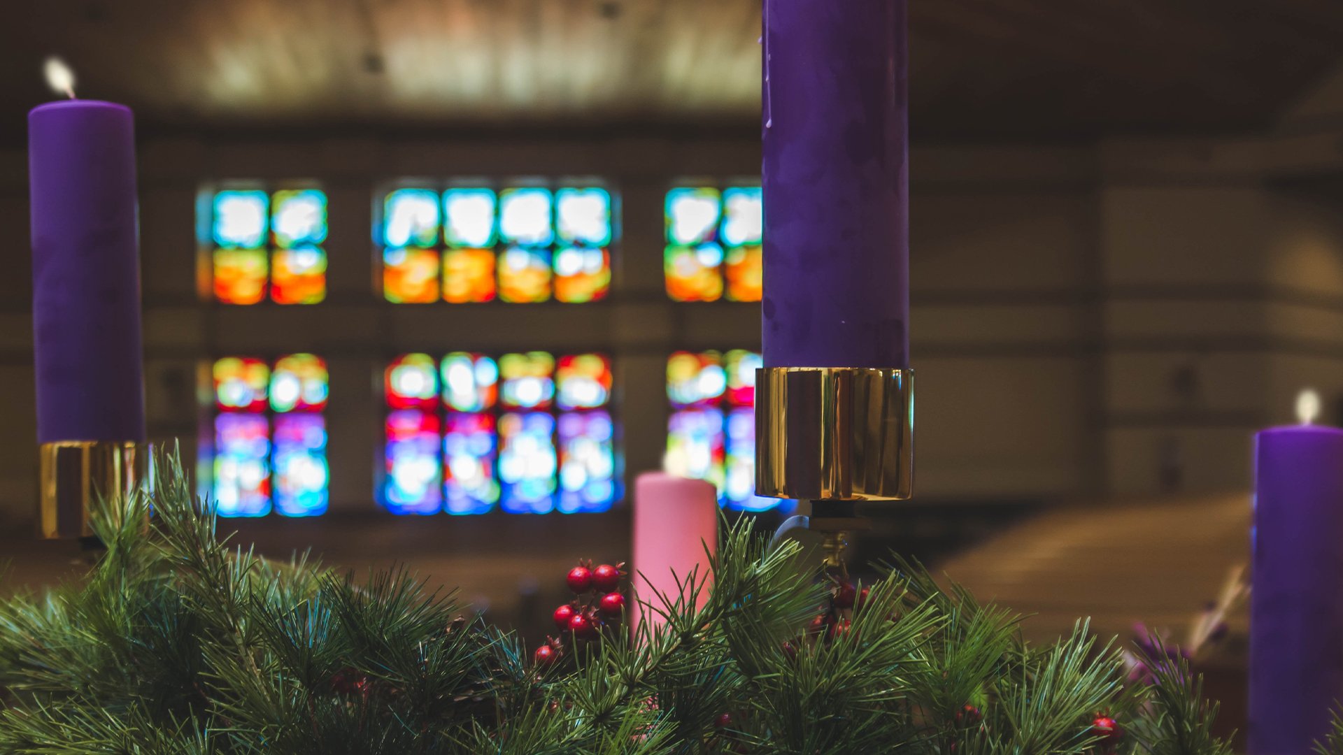 advent-candles-in-church